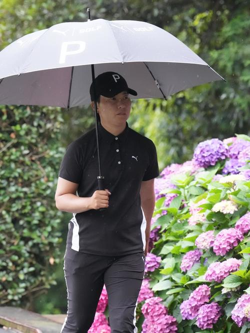 アースモンダミンカップ2日目、10番ティーへ移動する沖(撮影・小沢裕)