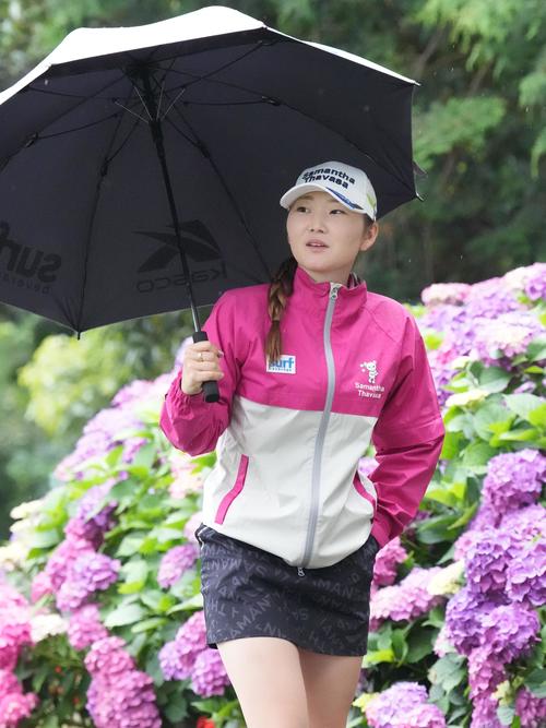 アースモンダミンカップ2日目、10番ティーへ移動する石井(撮影・小沢裕)