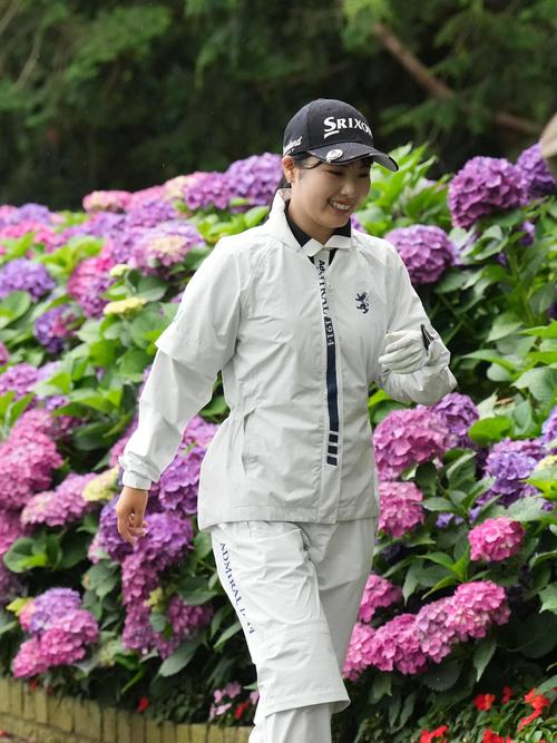 アースモンダミンカップ2日目、10番ティーへ移動する尾関(撮影・小沢裕)