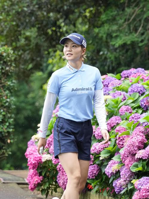 アースモンダミンカップ2日目、10番ティーへ移動する山路(撮影・小沢裕)