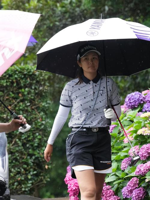 アースモンダミンカップ2日目、10番ティーへ移動する神谷そ(撮影・小沢裕)