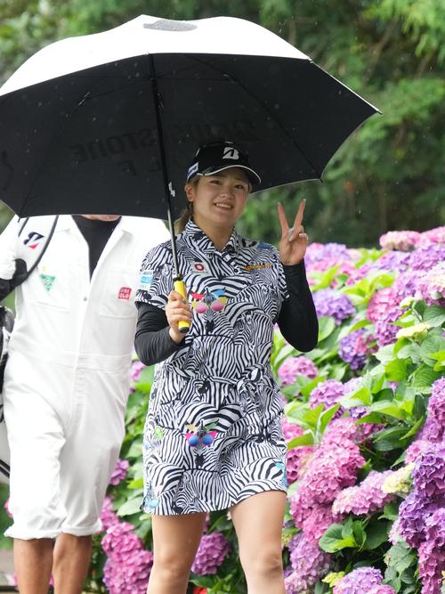 アースモンダミンカップ2日目、10番ティーへ移動する桑木(撮影・小沢裕)