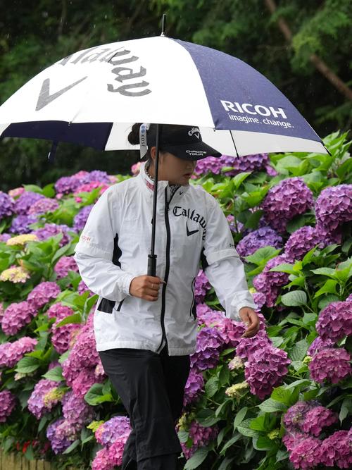 アースモンダミンカップ2日目、10番ティーへ移動する河本(撮影・小沢裕)