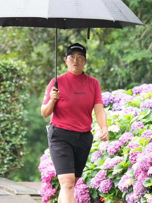 アースモンダミンカップ2日目、10番ティーへ移動する工藤(撮影・小沢裕)