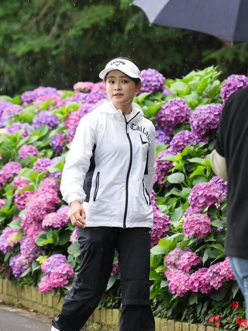 アースモンダミンカップ2日目、10番ティーへ移動する政田(撮影・小沢裕)