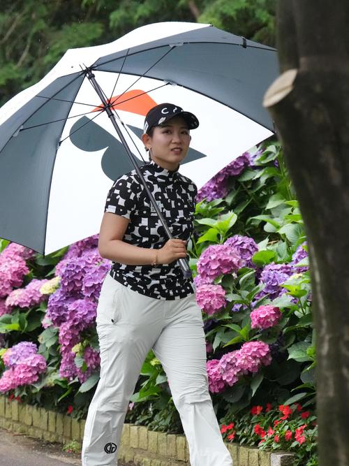 アースモンダミンカップ2日目、10番ティーへ移動する吉本(撮影・小沢裕)