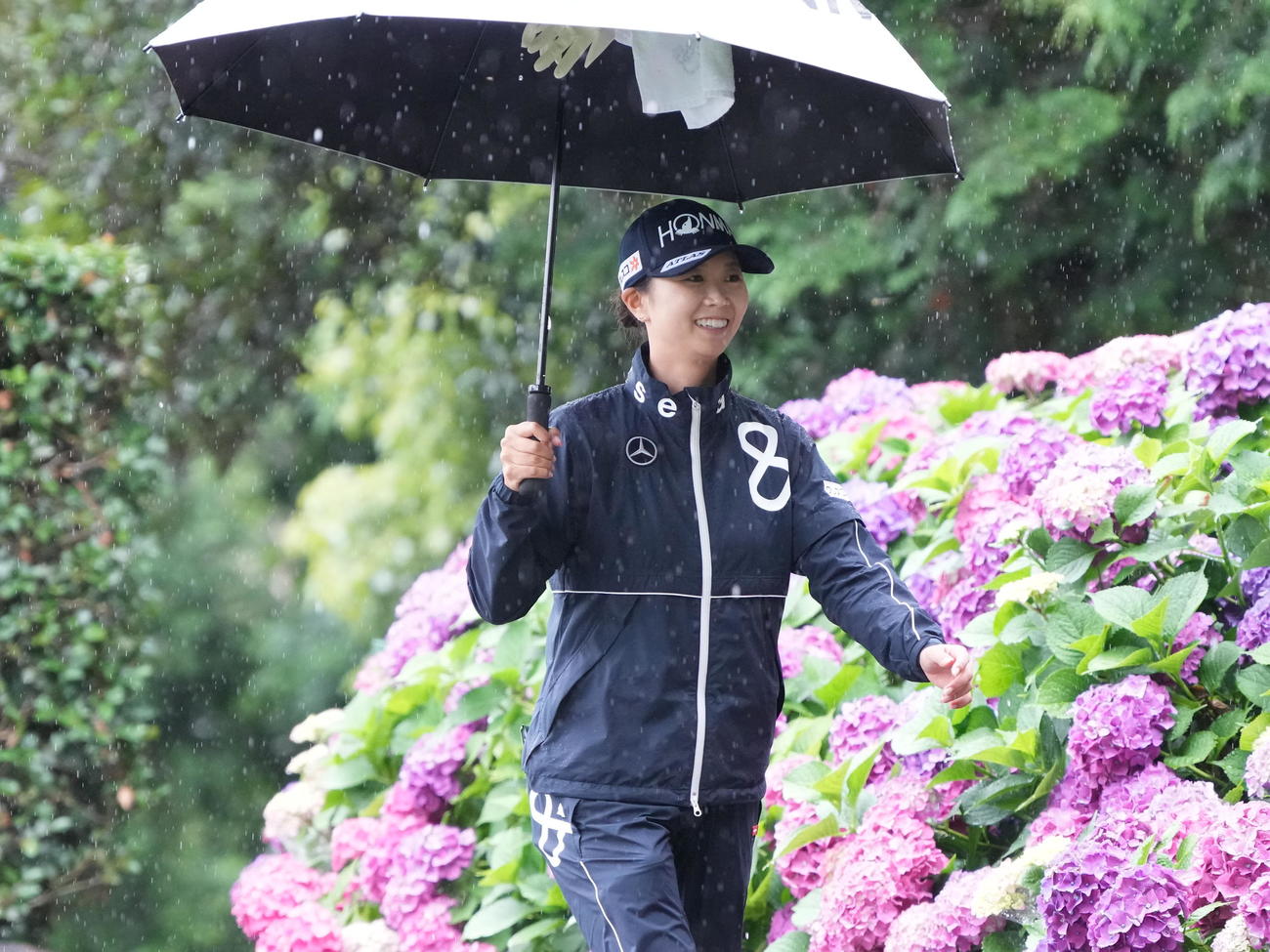 アースモンダミンカップ2日目、10番ティーへ移動する金沢（撮影・小沢裕）
