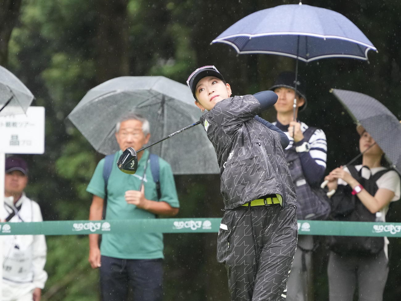 アースモンダミンカップ2日目、12番、ティーショットを放つ原英（撮影・小沢裕）
