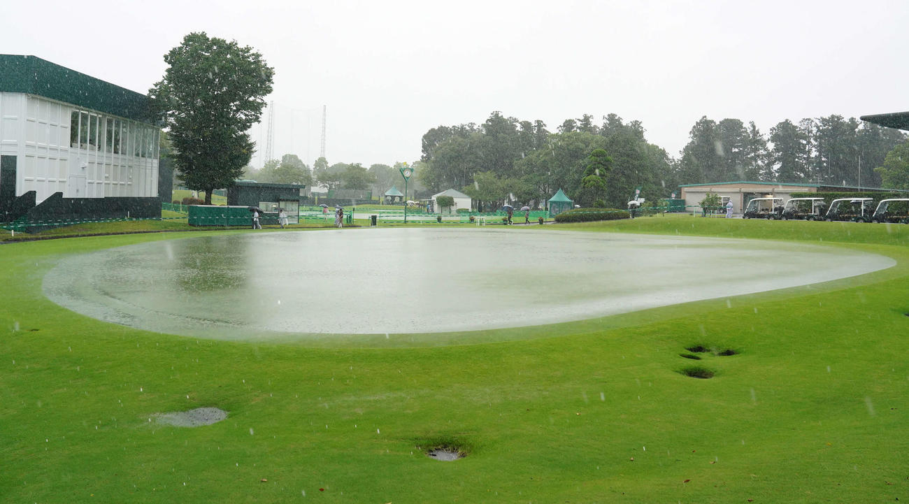 雨天のため競技が一時中断となりパター練習場も水びたしとなる（撮影・小沢裕）