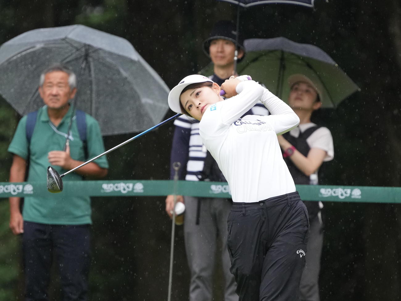 アースモンダミンカップ2日目、12番、ティーショットを放つ政田（撮影・小沢裕）