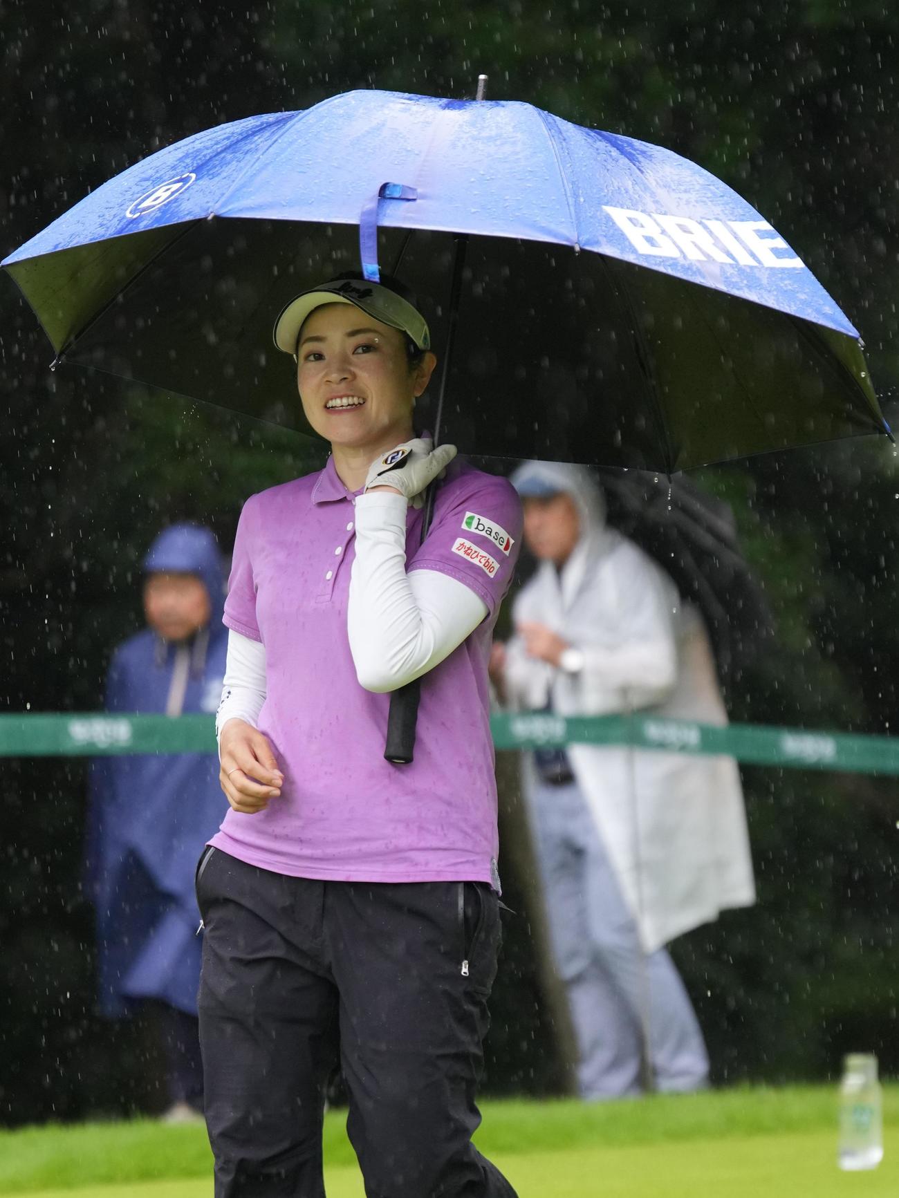 アースモンダミンカップ2日目、12番、移動する仲宗根（撮影・小沢裕）