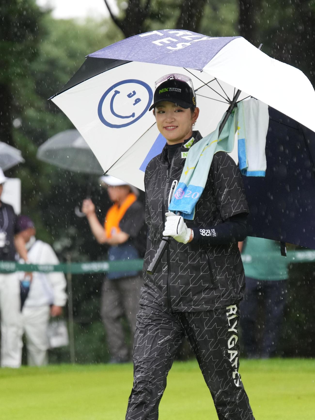 アースモンダミンカップ2日目、12番、移動する原英（撮影・小沢裕）