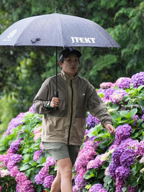 アースモンダミンカップ2日目、10番ティーへ移動する成田（撮影・小沢裕）