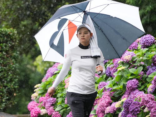 アースモンダミンカップ2日目、10番ティーへ移動する森井（撮影・小沢裕）
