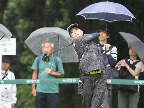 アースモンダミンカップ2日目、12番、ティーショットを放つ原英（撮影・小沢裕）