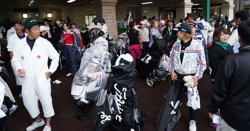 雨天のため競技が一時中断となりクラブハウス前は引き揚げてきた選手たちでごった返した（撮影・小沢裕）