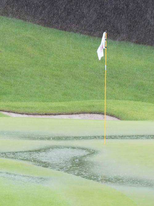 雨天のため競技が一時中断となり16番グリーンには水たまりができた（撮影・小沢裕）