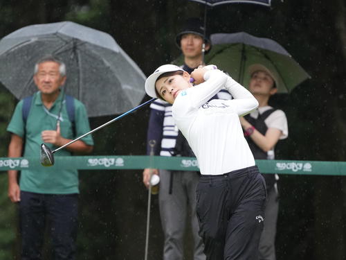 アースモンダミンカップ2日目、12番、ティーショットを放つ政田（撮影・小沢裕）