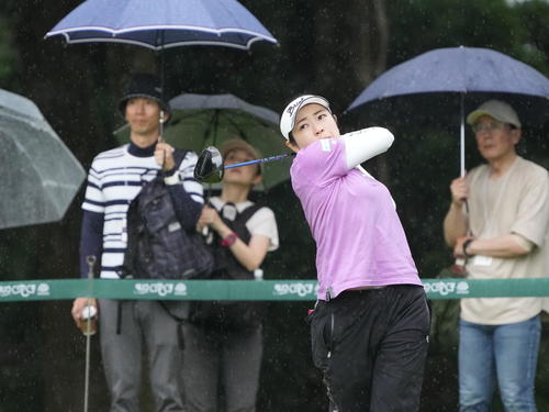 アースモンダミンカップ2日目、12番、ティーショットを放つ仲宗根（撮影・小沢裕）