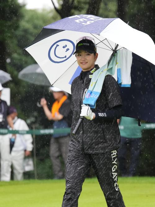 アースモンダミンカップ2日目、12番、移動する原英（撮影・小沢裕）