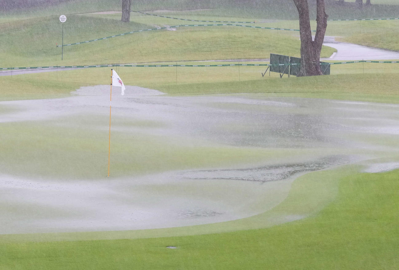 雨天のため競技が一時中断となり16番グリーンには水たまりができた（撮影・小沢裕）