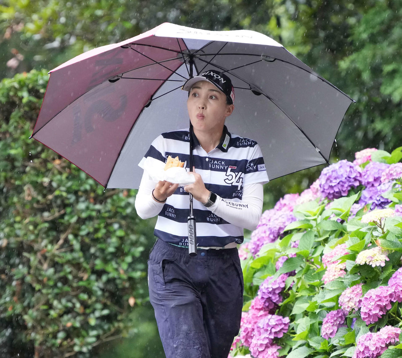 10番ティーへ移動する村田理（撮影・小沢裕）