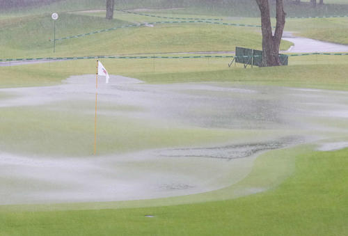 雨天のため競技が一時中断となり16番グリーンには水たまりができた（撮影・小沢裕）