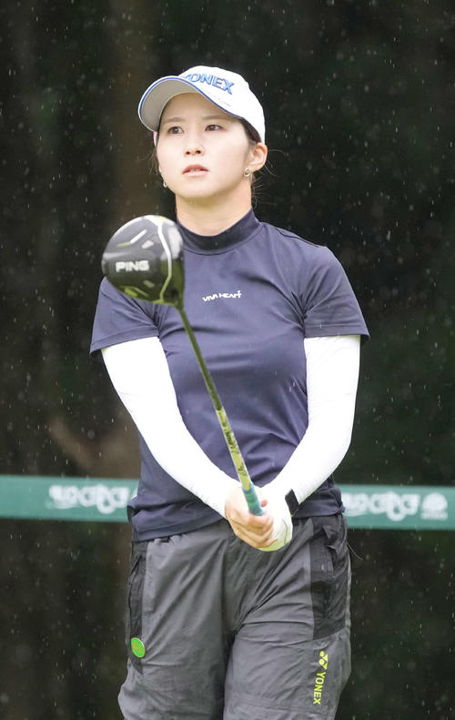 12番、ティーショットを放つ石田（撮影・小沢裕）