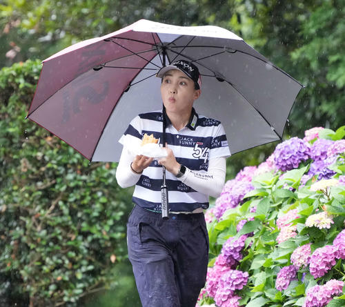 10番ティーへ移動する村田理（撮影・小沢裕）