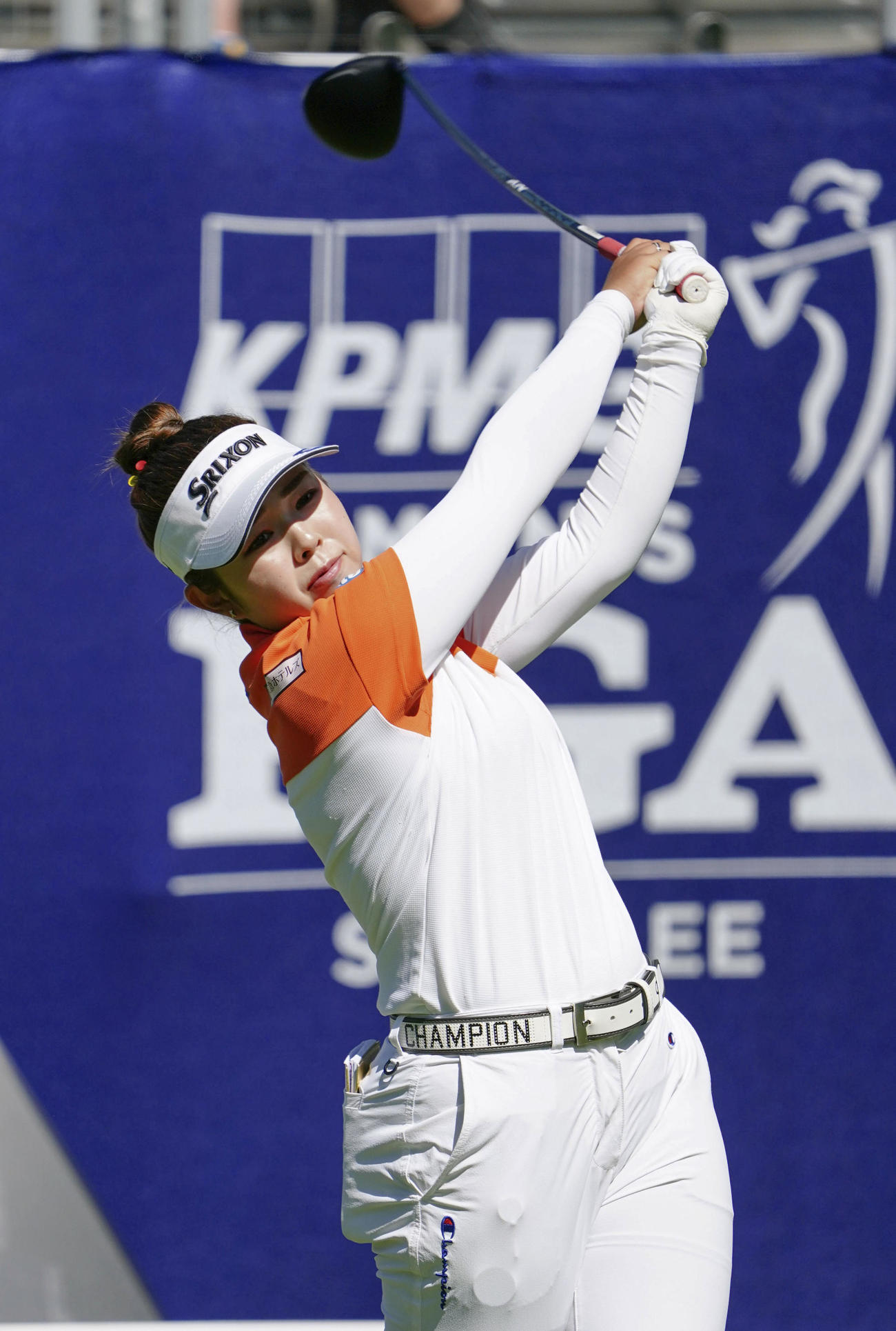 第1ラウンド、1番でティーショットを放つ山下美夢有（共同）