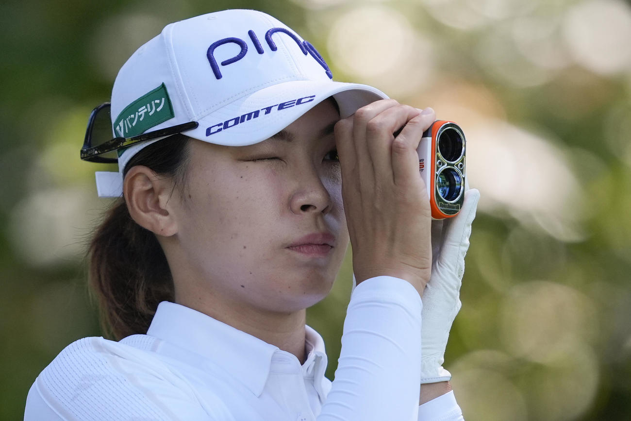 全米女子プロ選手権第2日　5番ティーショット前に距離計をのぞく渋野日向子（AP）