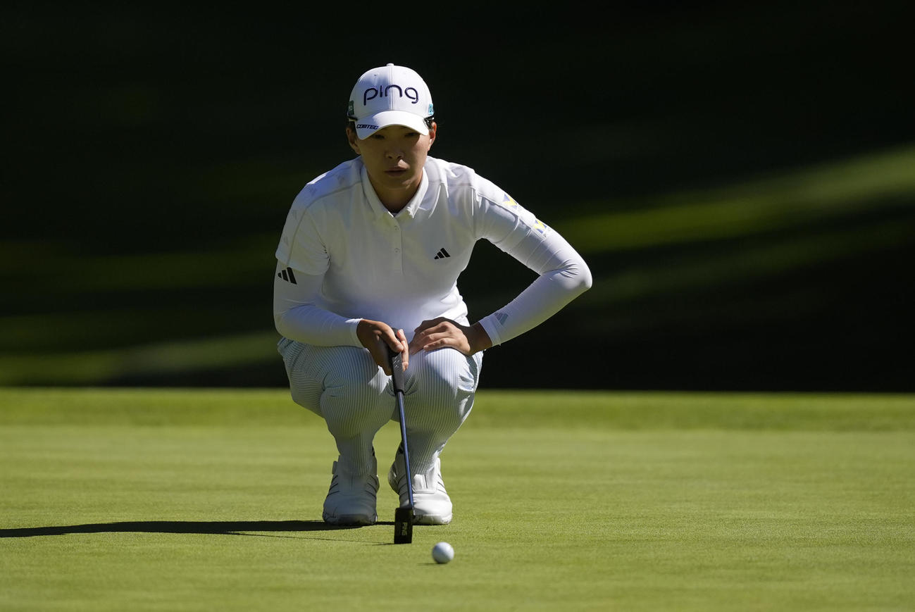 全米女子プロ選手権第2日　18番グリーンでラインを読む渋野日向子（AP）