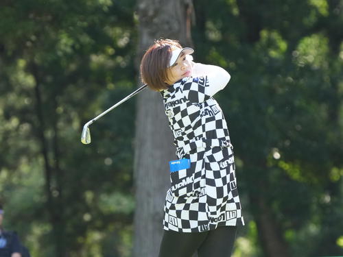 9番、ティーショットを放つ東（撮影・小沢裕）