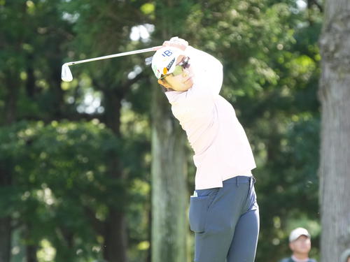 9番、ティーショットを放つ藤田さいき（撮影・小沢裕）