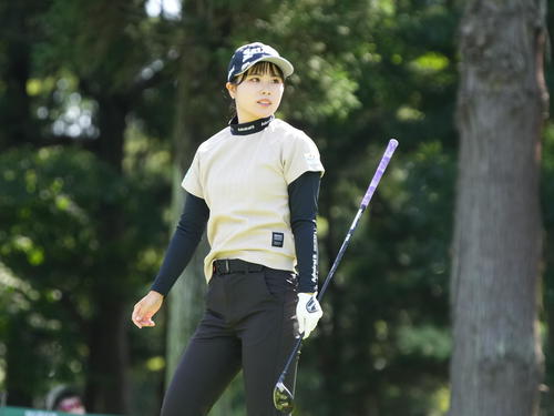 9番、ティーショットを放ち打球を見つめる尾関（撮影・小沢裕）