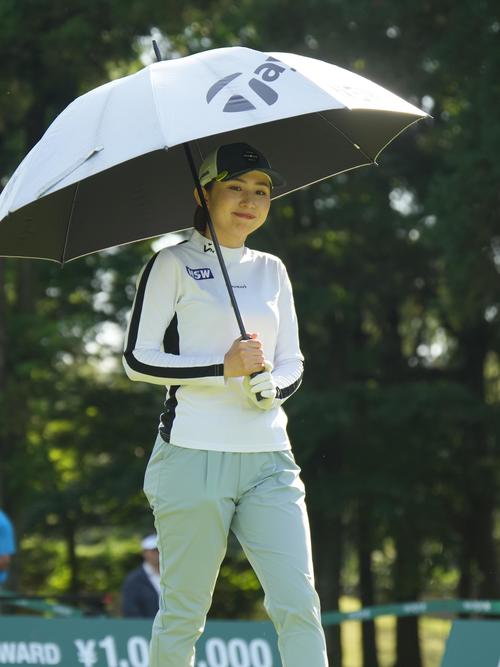 9番、笑顔を見せる江沢（撮影・小沢裕）