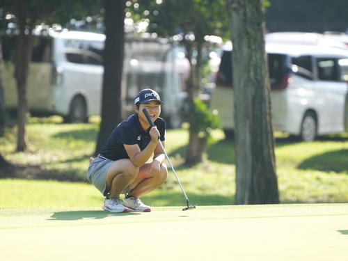 8番、競技開始前のグリーンで笑顔を見せる宮沢（撮影・小沢裕）