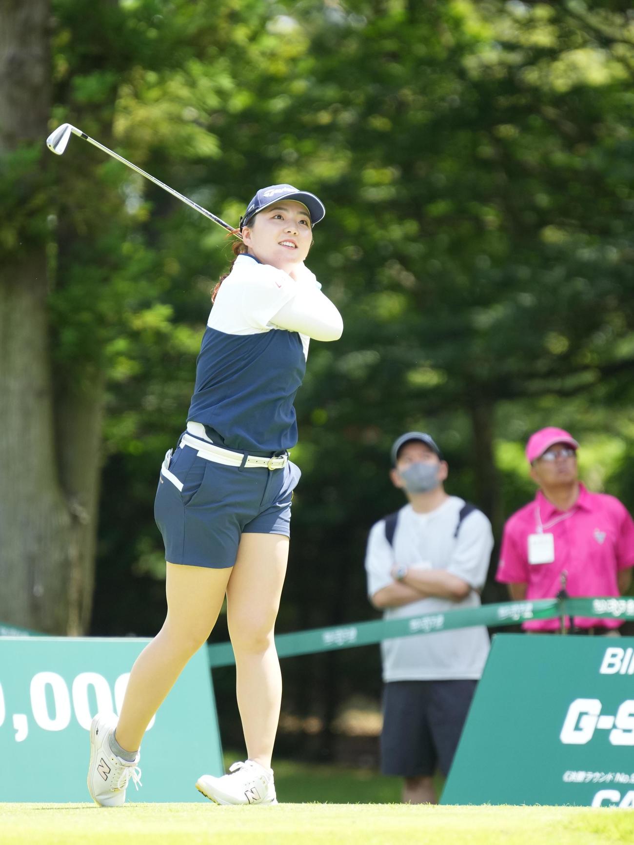 9番、ティーショットを放つ山内日菜子（撮影・小沢裕）