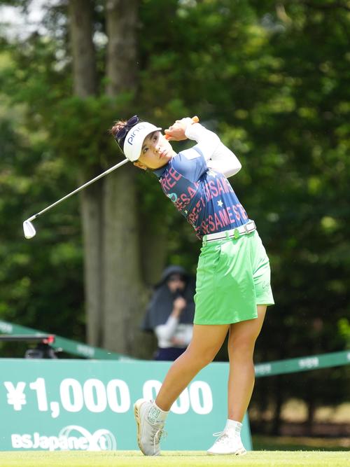 9番、ティーショットを放つ藤田かれん（撮影・小沢裕）