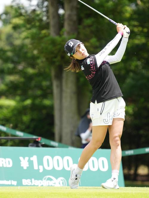 9番、ティーショットを放つ大里（撮影・小沢裕）
