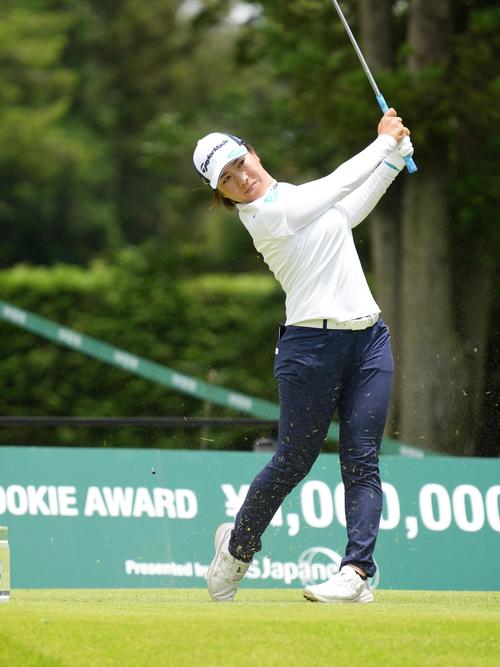 9番、ティーショットを放つ岡山（撮影・小沢裕）