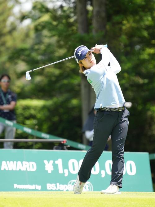 9番、ティーショットを放つ薮田
