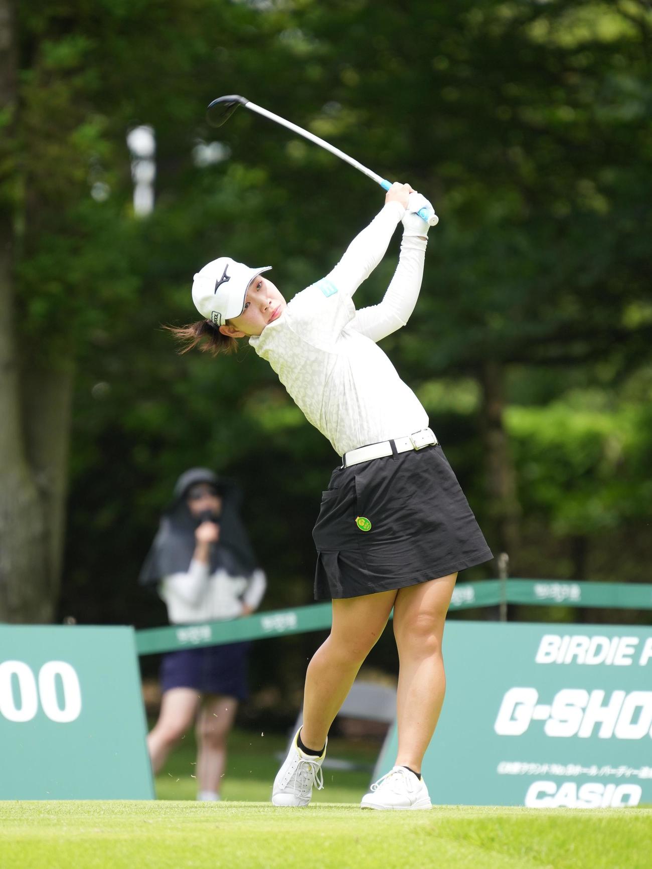 9番、ティーショットを放つ村田歩香（撮影・小沢裕）