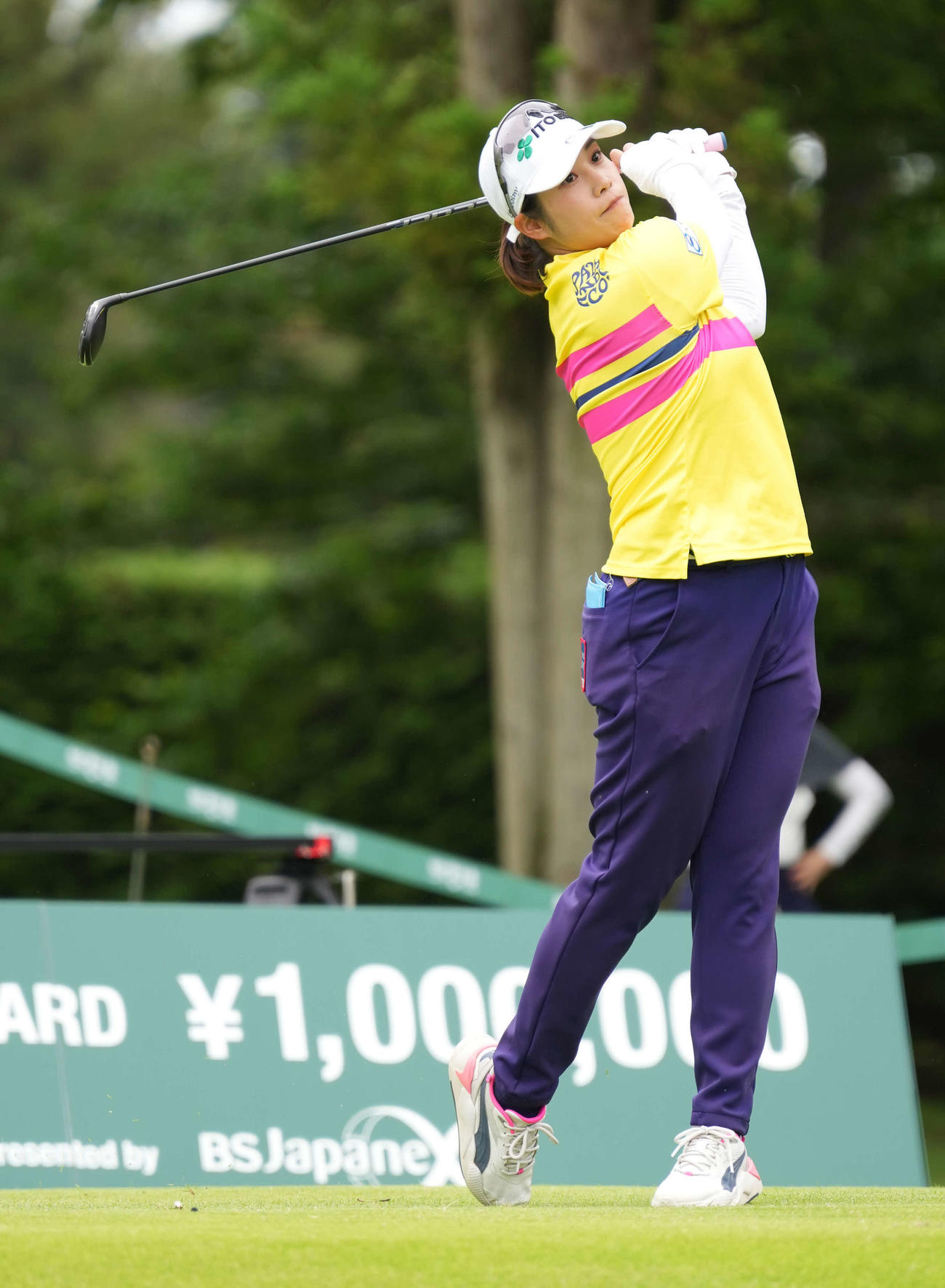 9番、ティーショットを放つ浜田（撮影・小沢裕）