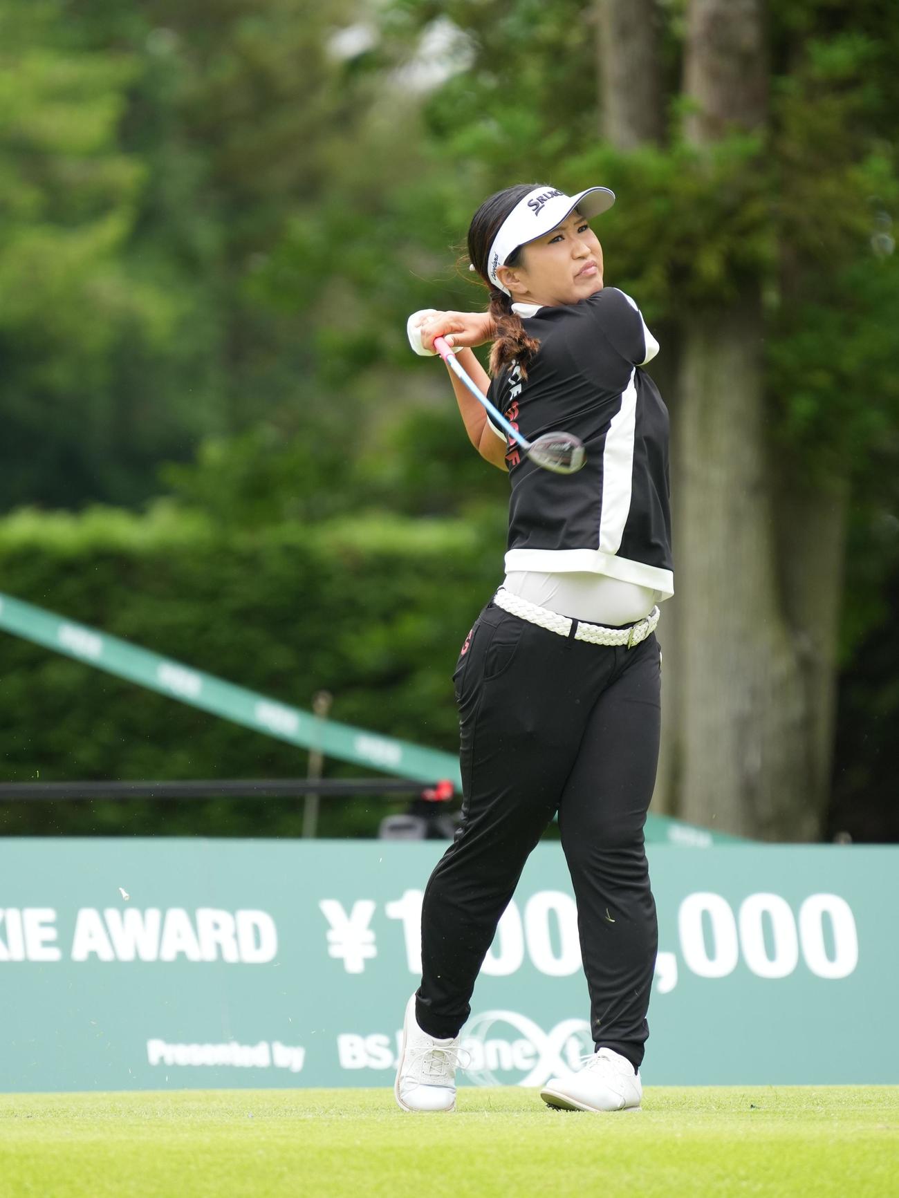9番、ティーショットを放つ鬼頭（撮影・小沢裕）