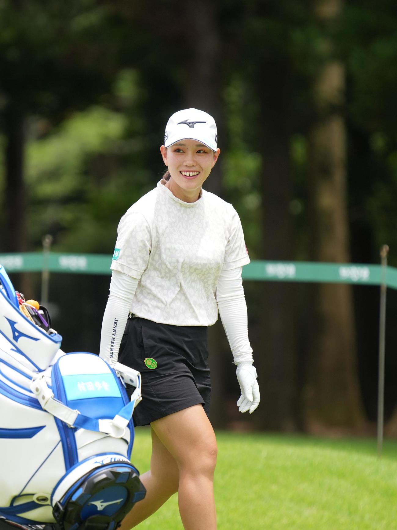 アースモンダミンカップ第2日　9番、移動する村田歩（撮影・小沢裕）