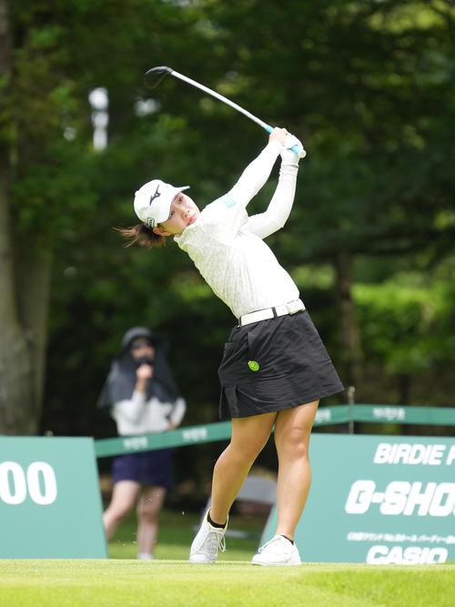 9番、ティーショットを放つ村田歩香（撮影・小沢裕）