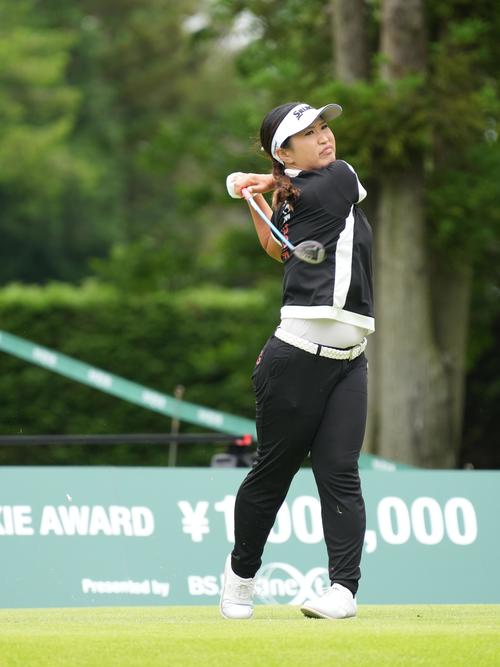 9番、ティーショットを放つ鬼頭（撮影・小沢裕）