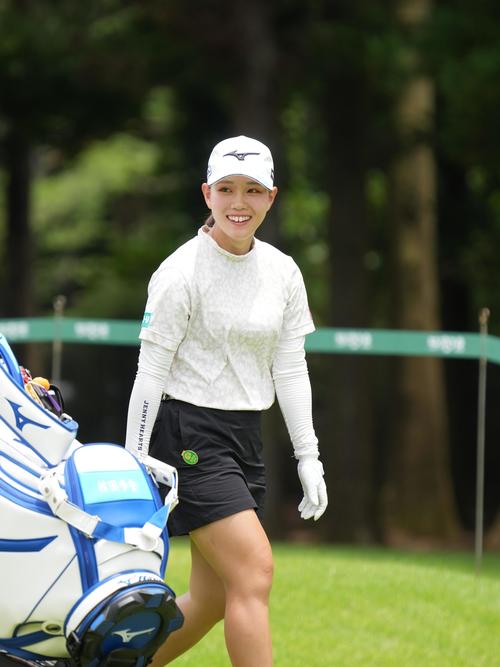 アースモンダミンカップ第2日　9番、移動する村田歩（撮影・小沢裕）