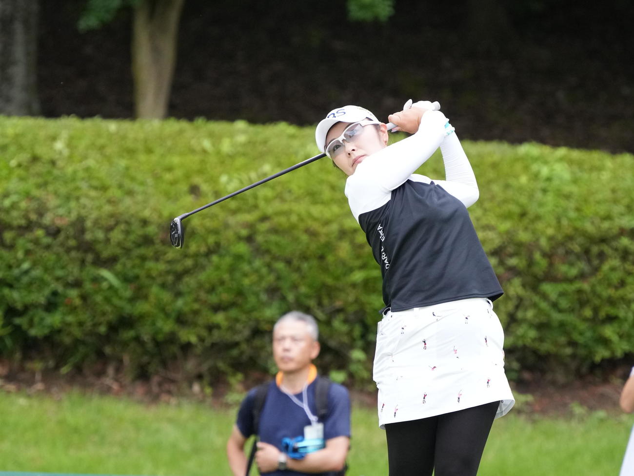 2番、ティーショットを放つ藤田さ（撮影・小沢裕）